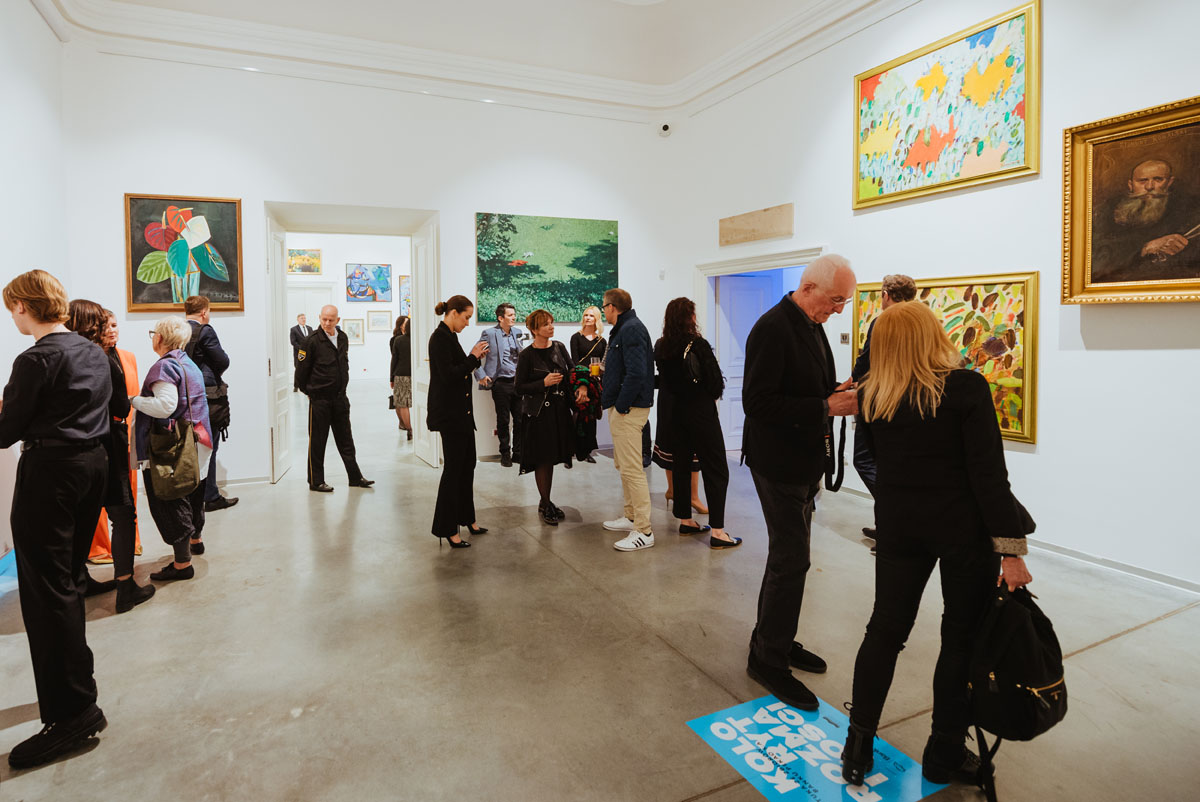 Zwiedzający w przestrzeni wystawy