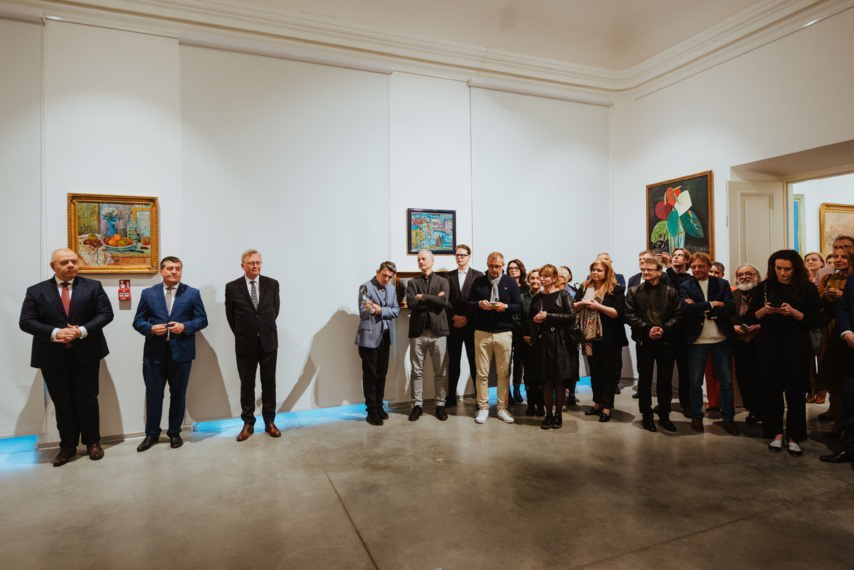 Grupa zwiedzających w przestrzeni wystawy