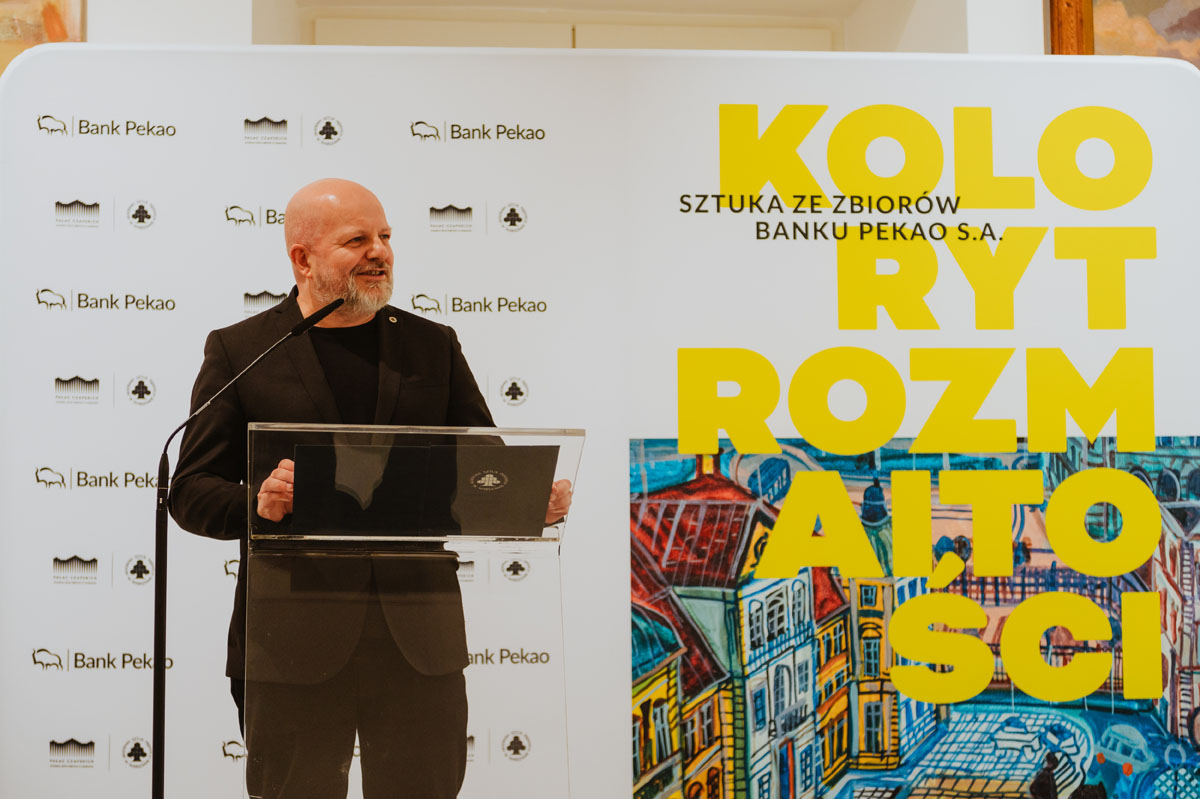 Mężczyzna przy mównicy