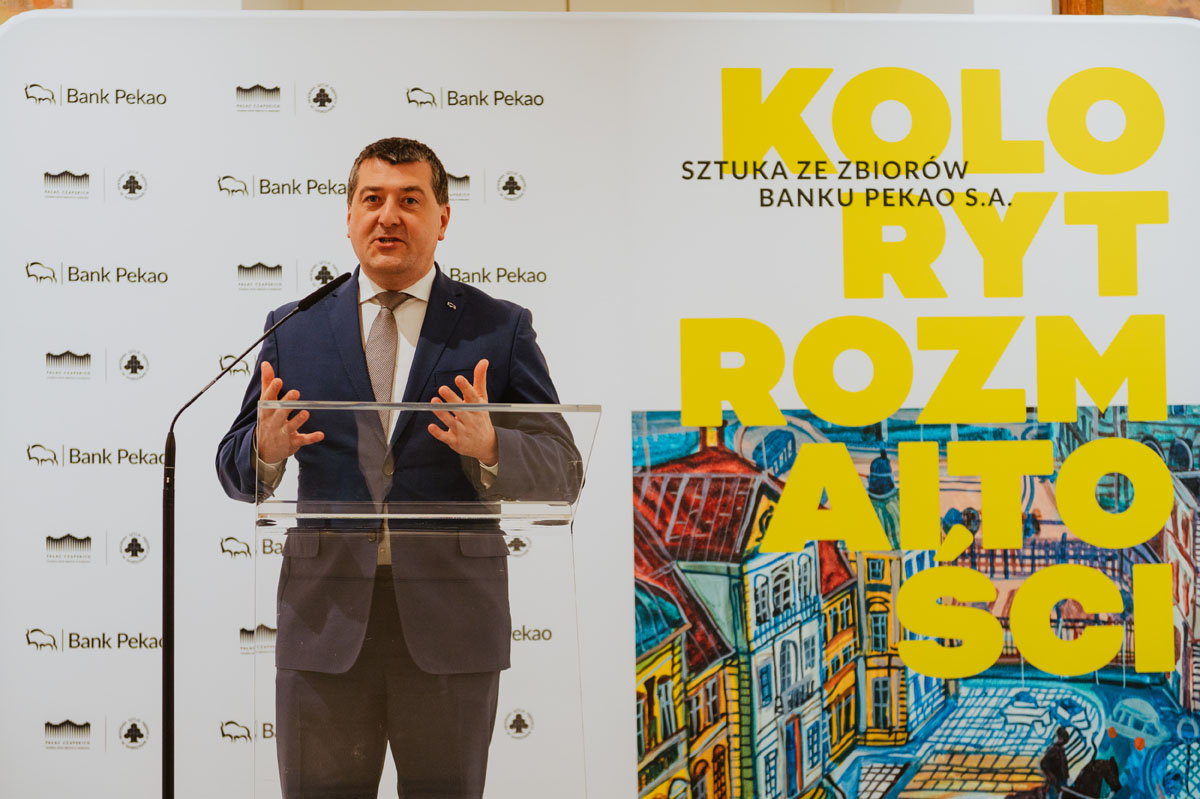 Mężczyzna na mównicy