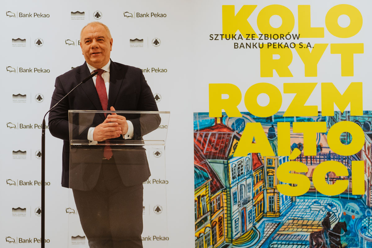 Mężczyzna na mównicy