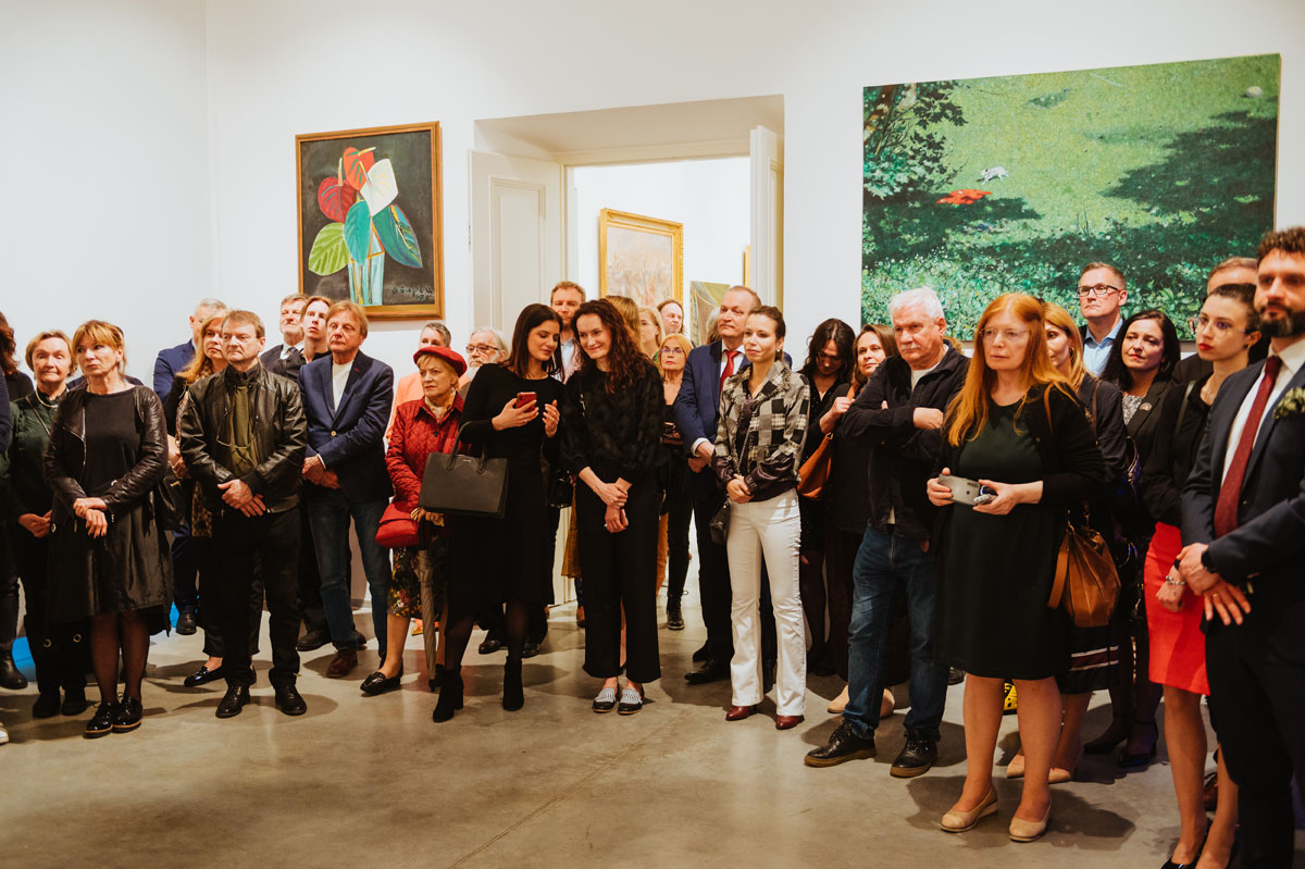 Grupa zwiedzających w przestrzeni wystawy