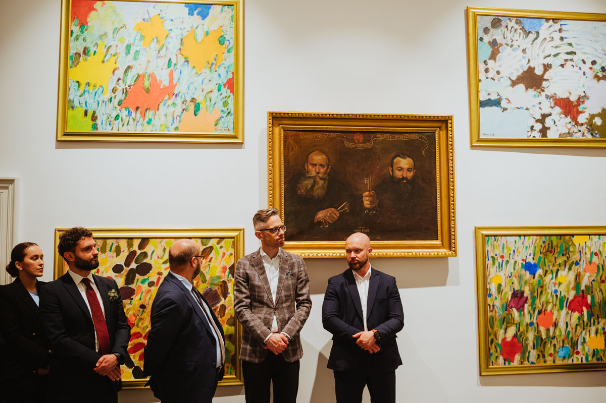 Trzech mężczyzn w przestrzeni wystawy