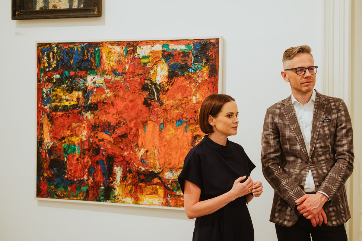 Kobieta i mężczyzna na tle obrazu