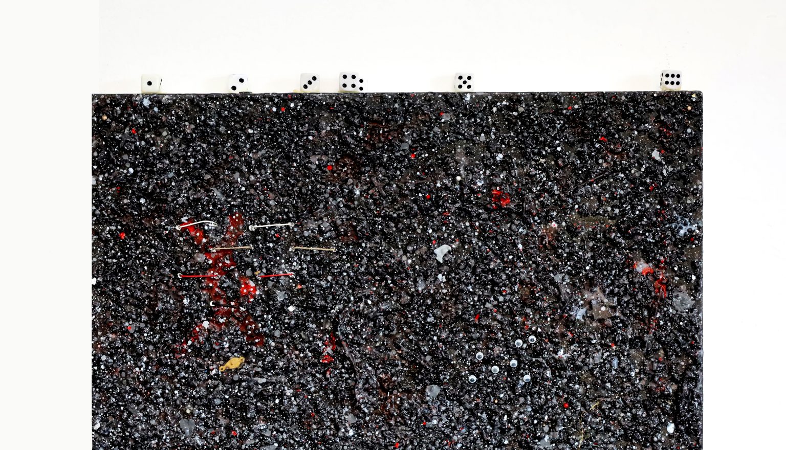 Obraz abstrakcyjny w ciemnej kolorystyce. Na ramie obrazu ustawione są kości do gry.