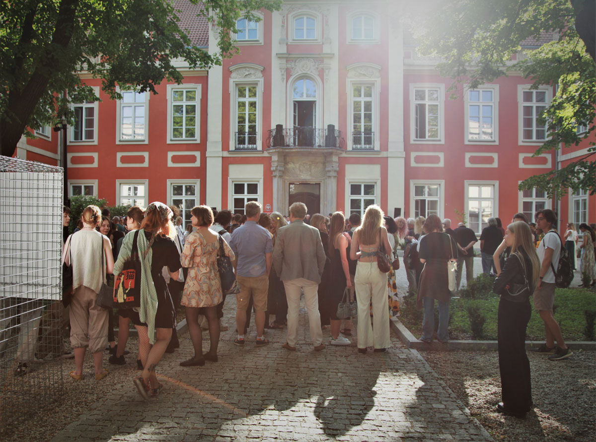 Zgromadzona publiczność przed Pałacem Czapskich