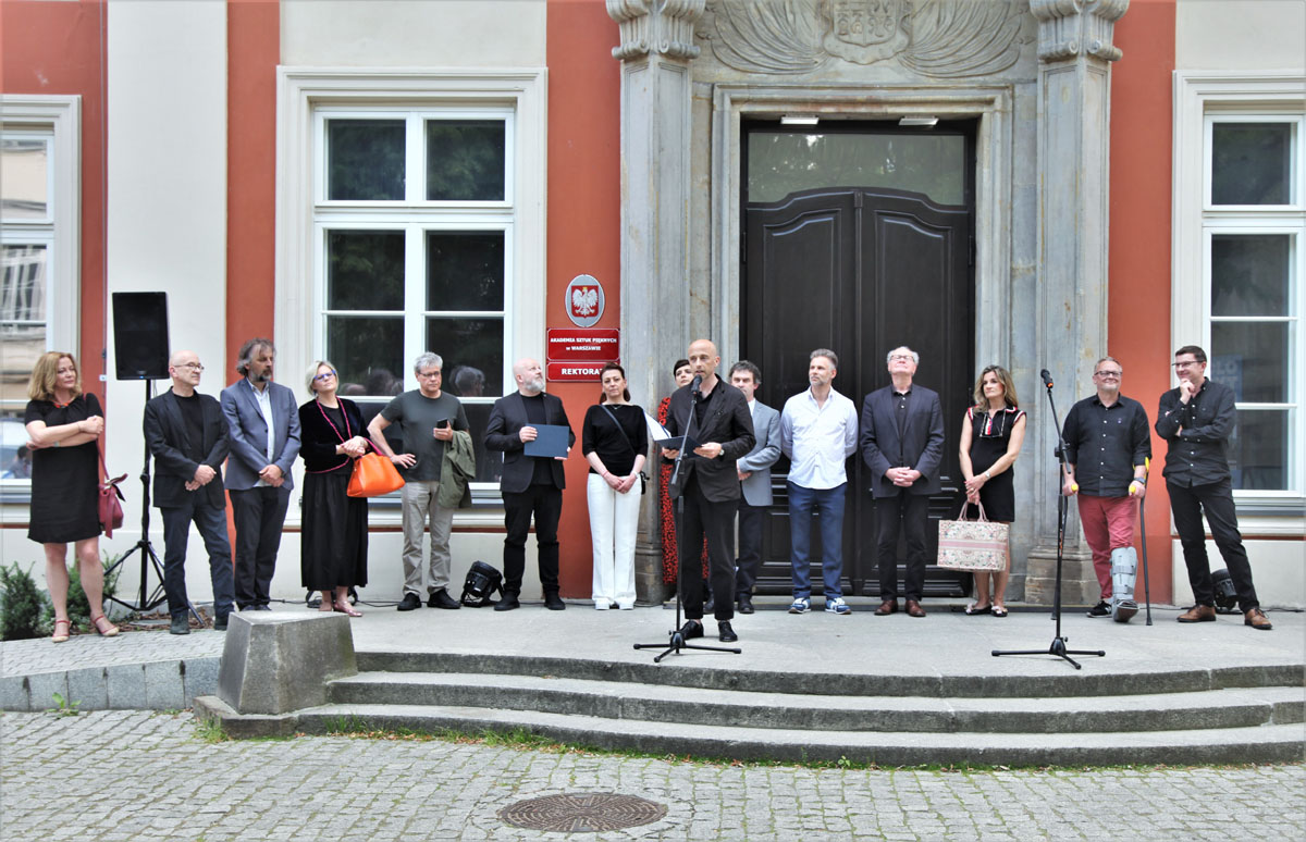Przedstawiciele władz uczelni przed wejściem do Pałacu Czapskich Przemawia Prot Jarnuszkiewicz