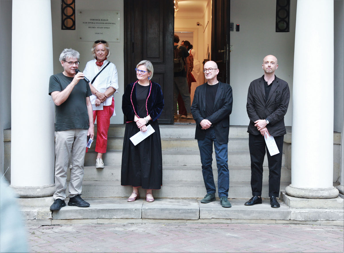 Przedstawiciele władz uczelni przed wejściem do Ośrodka badań nad przestrzenią stanisławowską