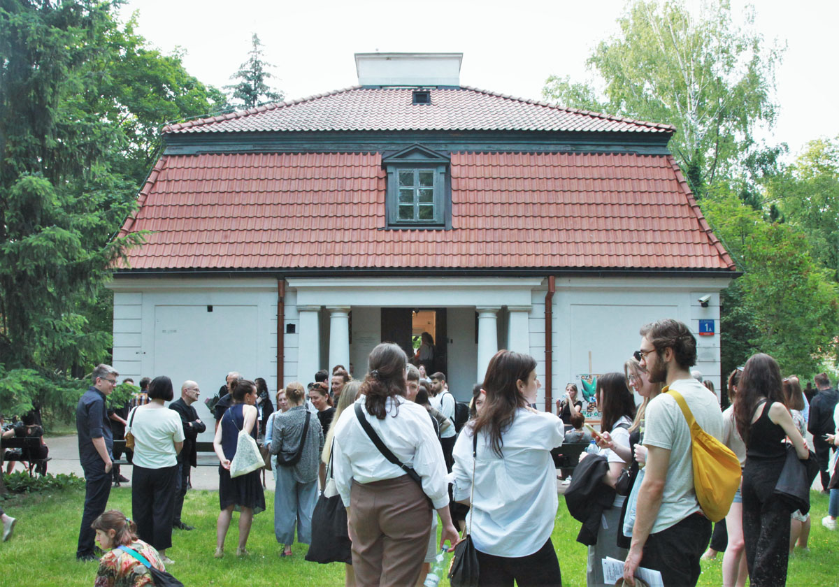 Publiczność zgromadzona przed wejściem do Ośrodka badań nad przestrzenią stanisławowską