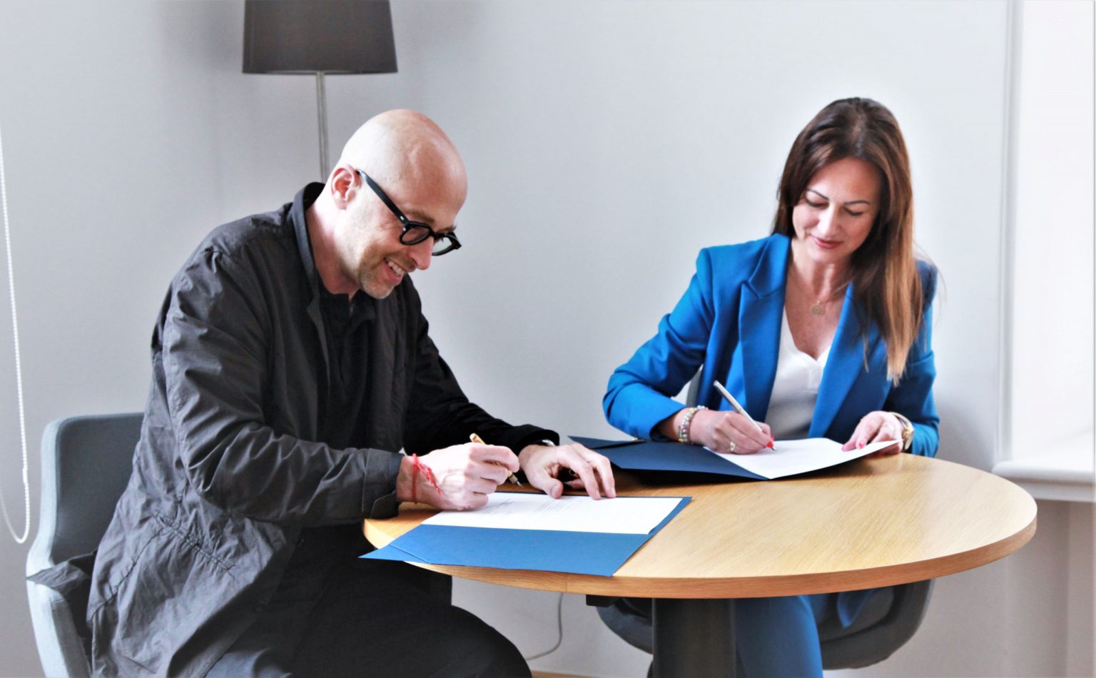 Monika Patrowicz – Dyrektorka Europejskiego Centrum Artystycznego oraz prof. Prot Jarnuszkiewicz – Prorektor ds. współpracy zewnętrznej i Promocji ASP w Warszawie podpisują list intencyjny.