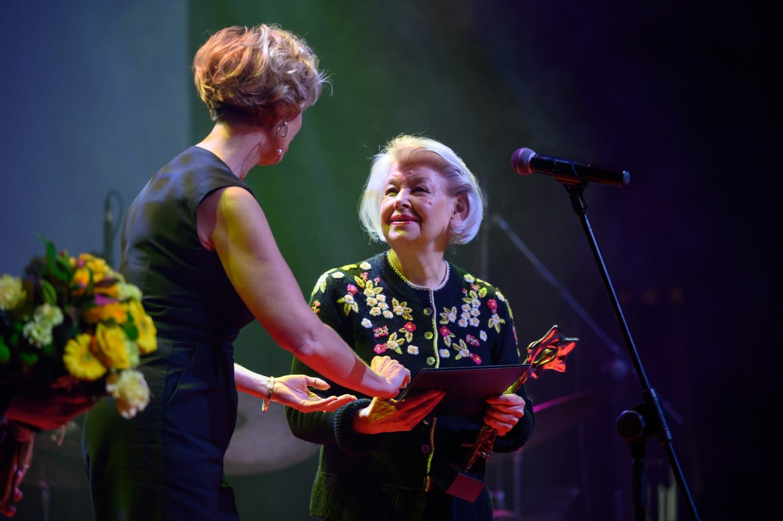 Prof. Ewa Braun odbiera Tarnowską Nagrodę Filmową za całokształt twórczości i wkład  w rozwój polskiej kinematografii, 3 czerwca 2023, Gala Wręczenia Nagród 37. TNF. Fot. Paweł Topolski.