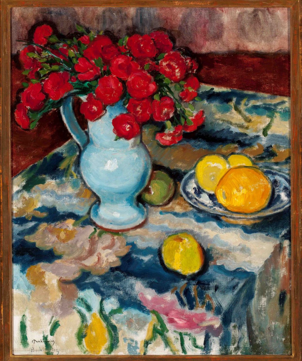 Obraz martwej natury. Centralnym punktem dzieła jest wazon wypełniony jaskrawoczerwonymi kwiatami, które kontrastują z zielonymi łodygami.