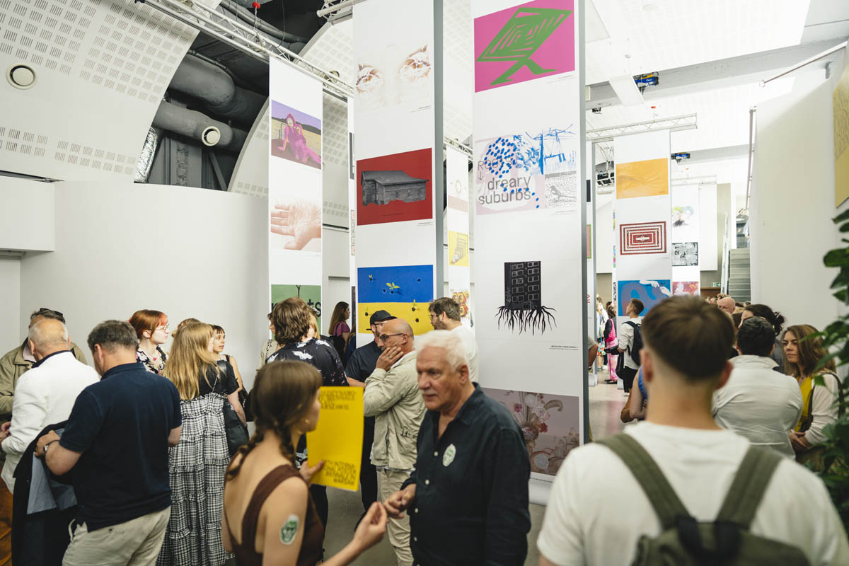 Goście wernisażu w przestrzeni ekspozycyjnej