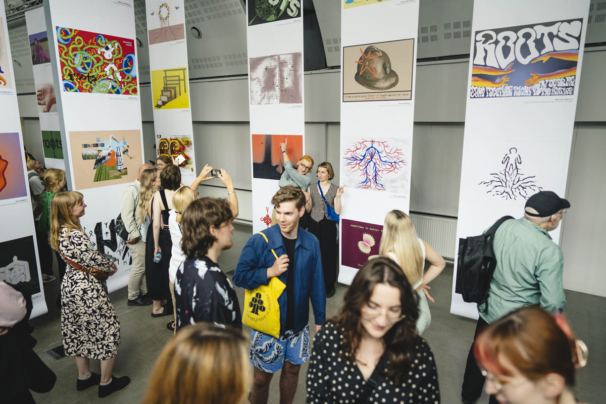 Zwiedzający wystawę Roots