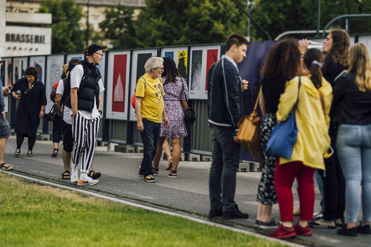 Zwiedzający ekspozycję plenerową