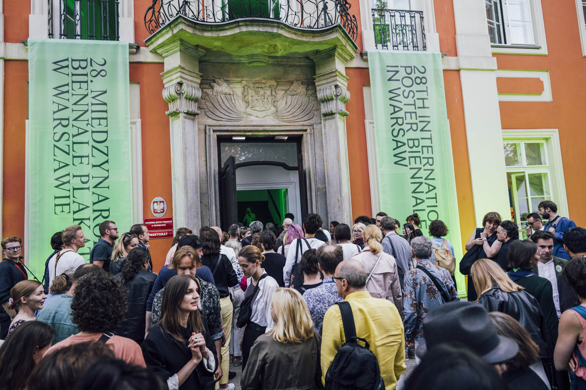 Publiczność przed wejściem do Pałacu Czapskich