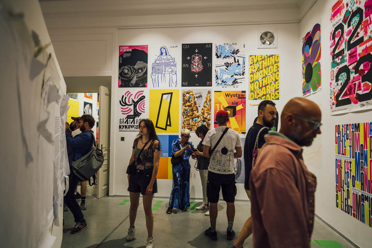 Publiczność w przestrzeni ekspozycyjnej