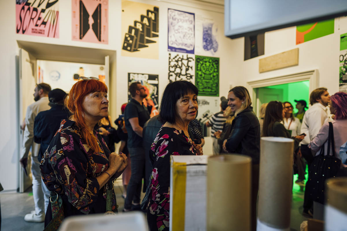 Zwiedzający wystawę