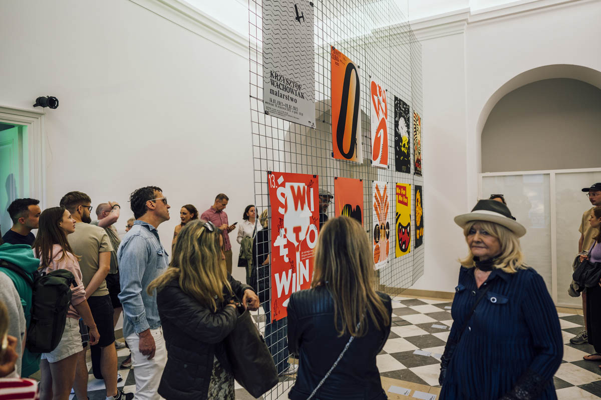 Goście Inauguracji w przestrzeni wystawowej