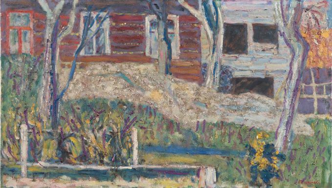 Na pierwszym planie sad, w tle z zieleni wyrastają zabudowania wiejskie.