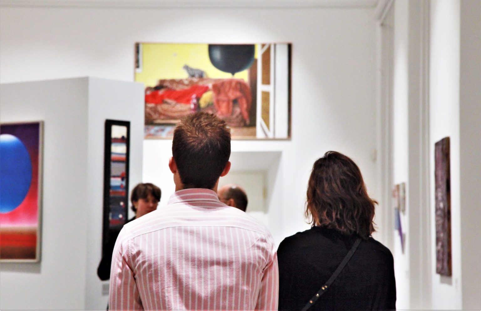 Kobieta i mężczyzna patrzą na obraz