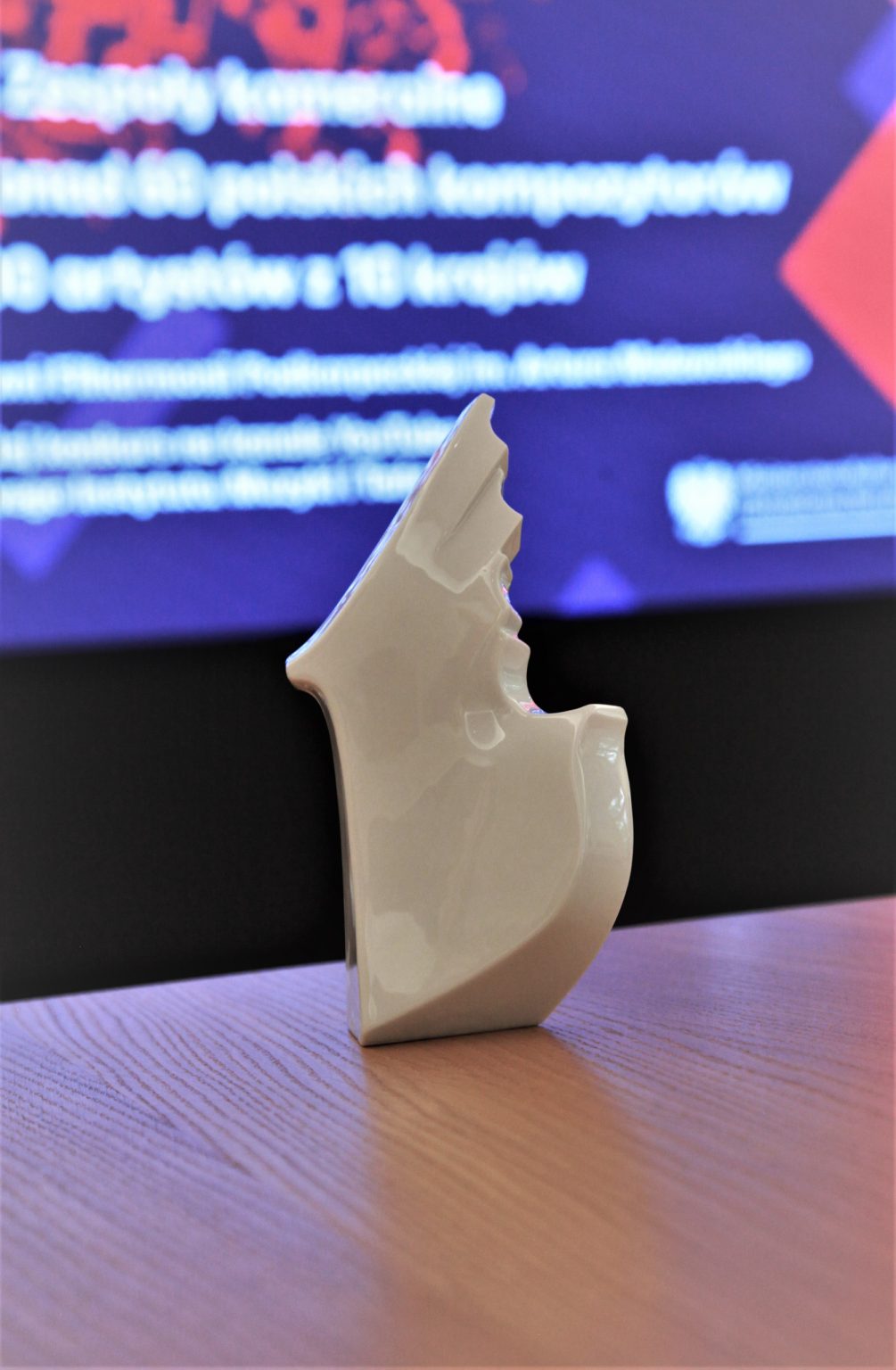 Statuetka III Międzynarodowego Konkursu Muzyki Polskiej wg. projektu Katarzyny Grochowalskiej.