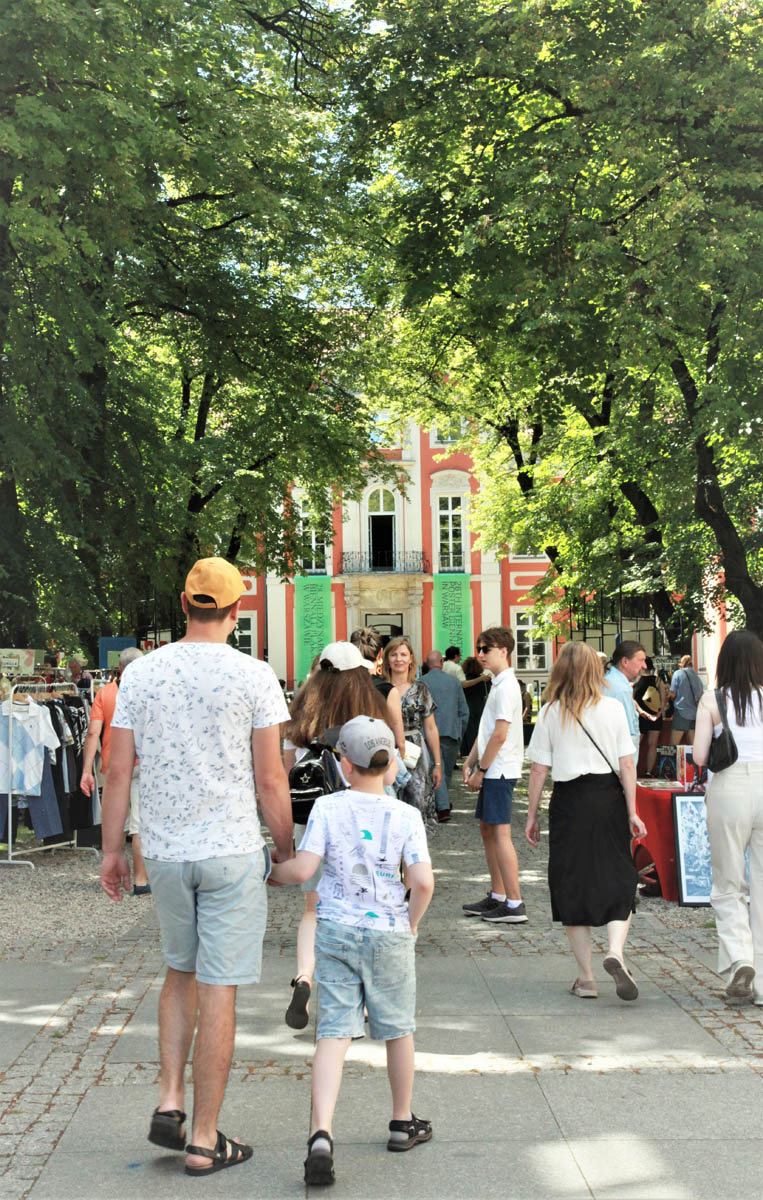 Dziedziniec Pałacu Czapskich, pomiędzy stoiskami przechodzą goście targów