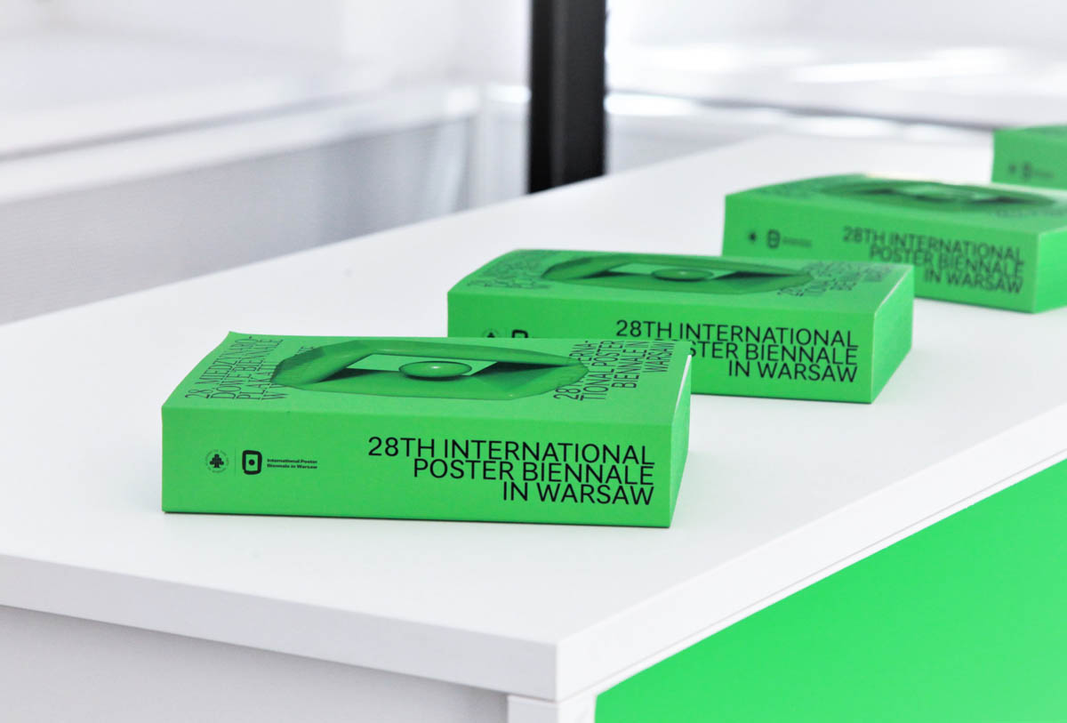Katalogi 28. Międzynarodowego Biennale Plakatu wyłożone na ladzie