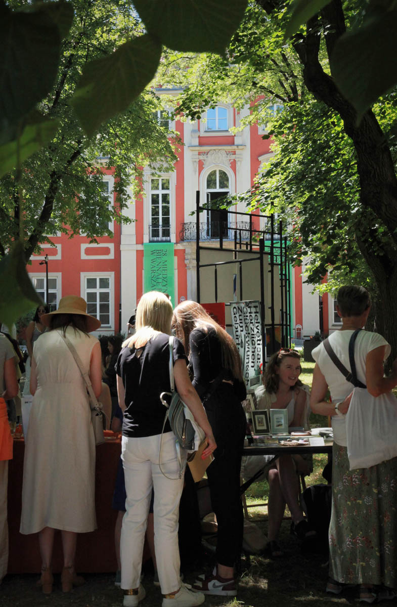 Goście targów przyglądają się ofercie wyłożonej na stołach