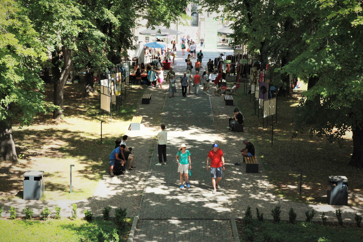 Widok z góry na dziedziniec Pałacu Czapskich. ludzie siedzą na ławeczkach w głębi dziedzińca część ekspozycyjna