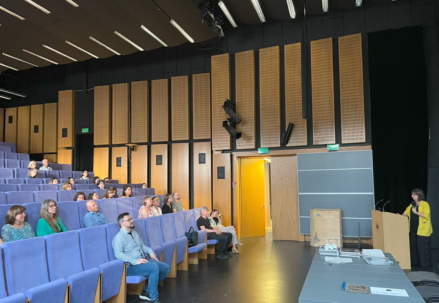 Publiczność na widowni auli w trakcie ceremonii rozdania dyplomów