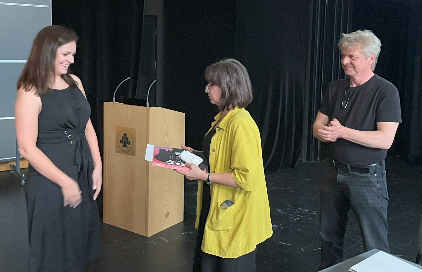 Studentka otrzymuje dyplom