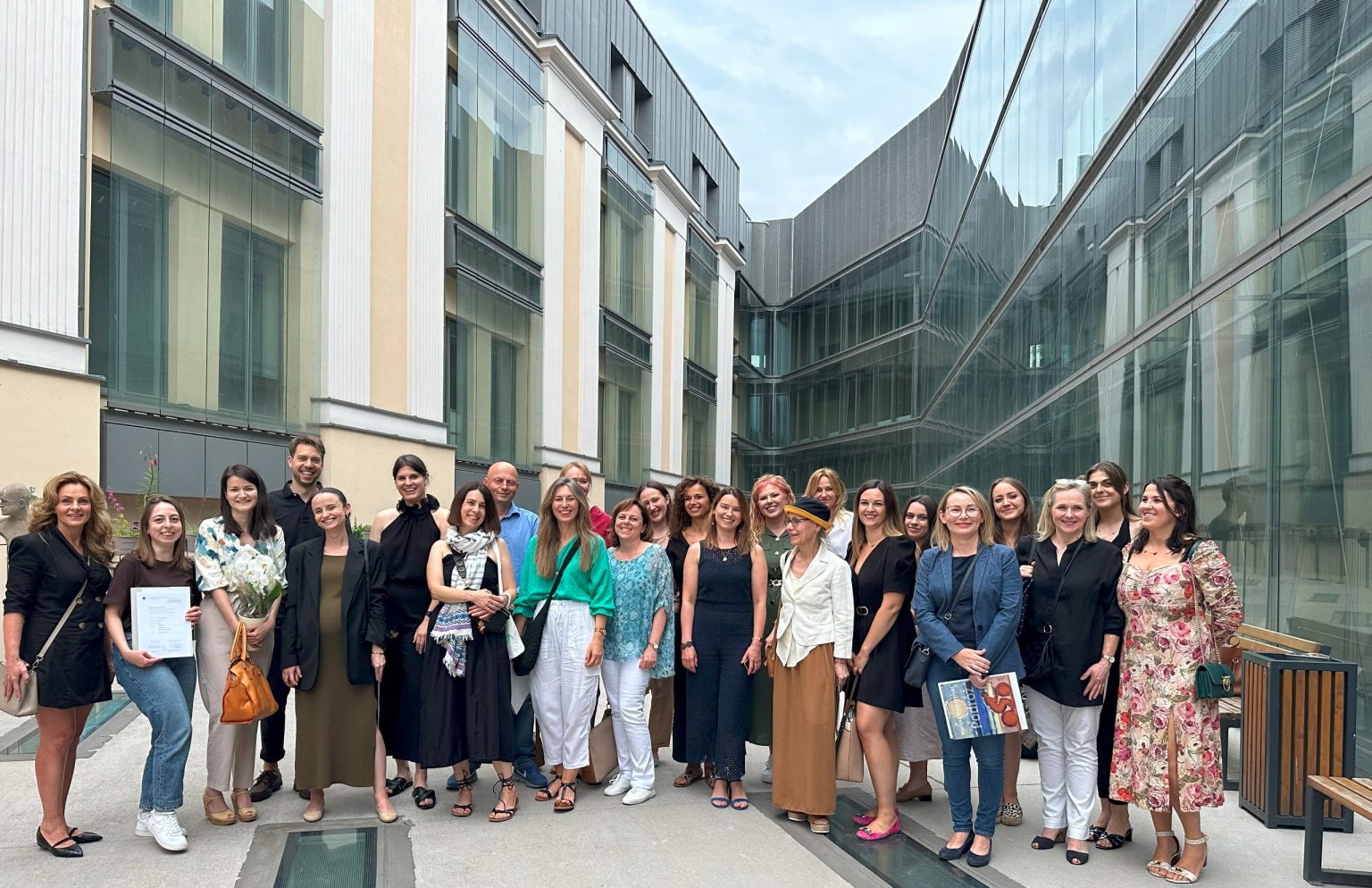 Zdjęcie grupowe uczestników na dziedzińcu campusu na Wybrzeżu Kościuszkowskim.