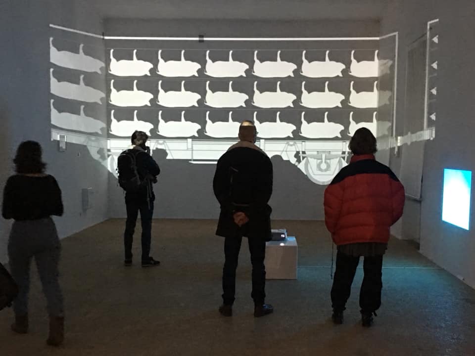 Obrzeza i bocznice, Lokomotywa IDEOLO, Galeria 18A, 2019 Animacja 4x7m.