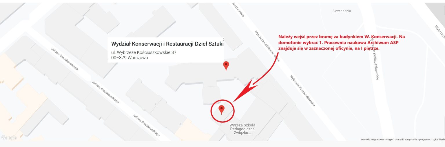 Lokalizacja archiwum zaznaczona na mapie. Wejście przez bramę za budynkiem wydziału konserwacji. Na domofonie wybrać przycisk nr 1
