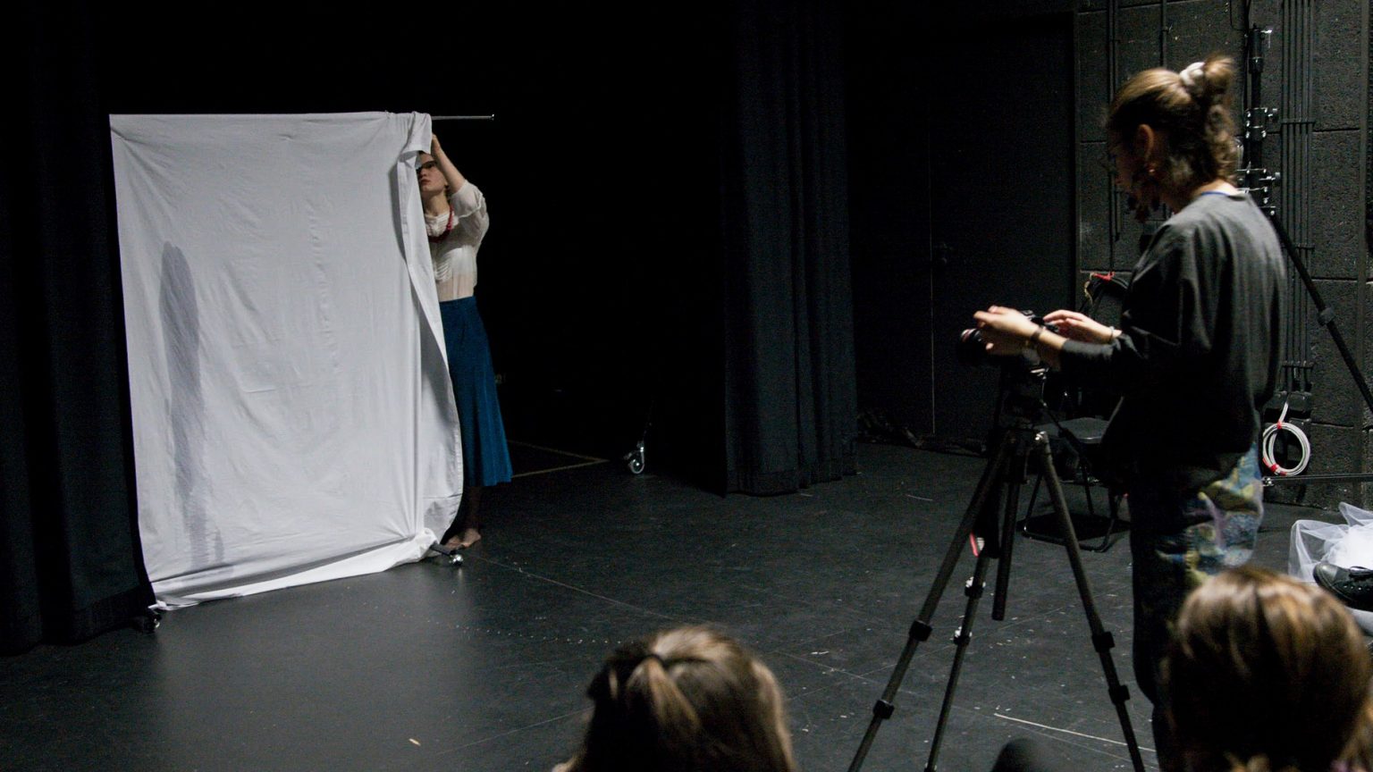 Studenci w trakcie przygotowywania scenografii