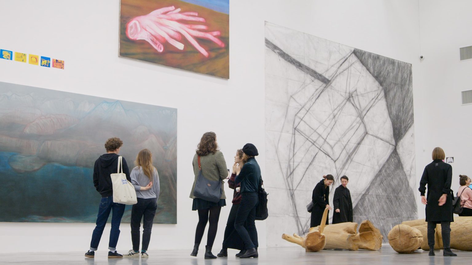 Grupa osób w przestrzeni wystawienniczej