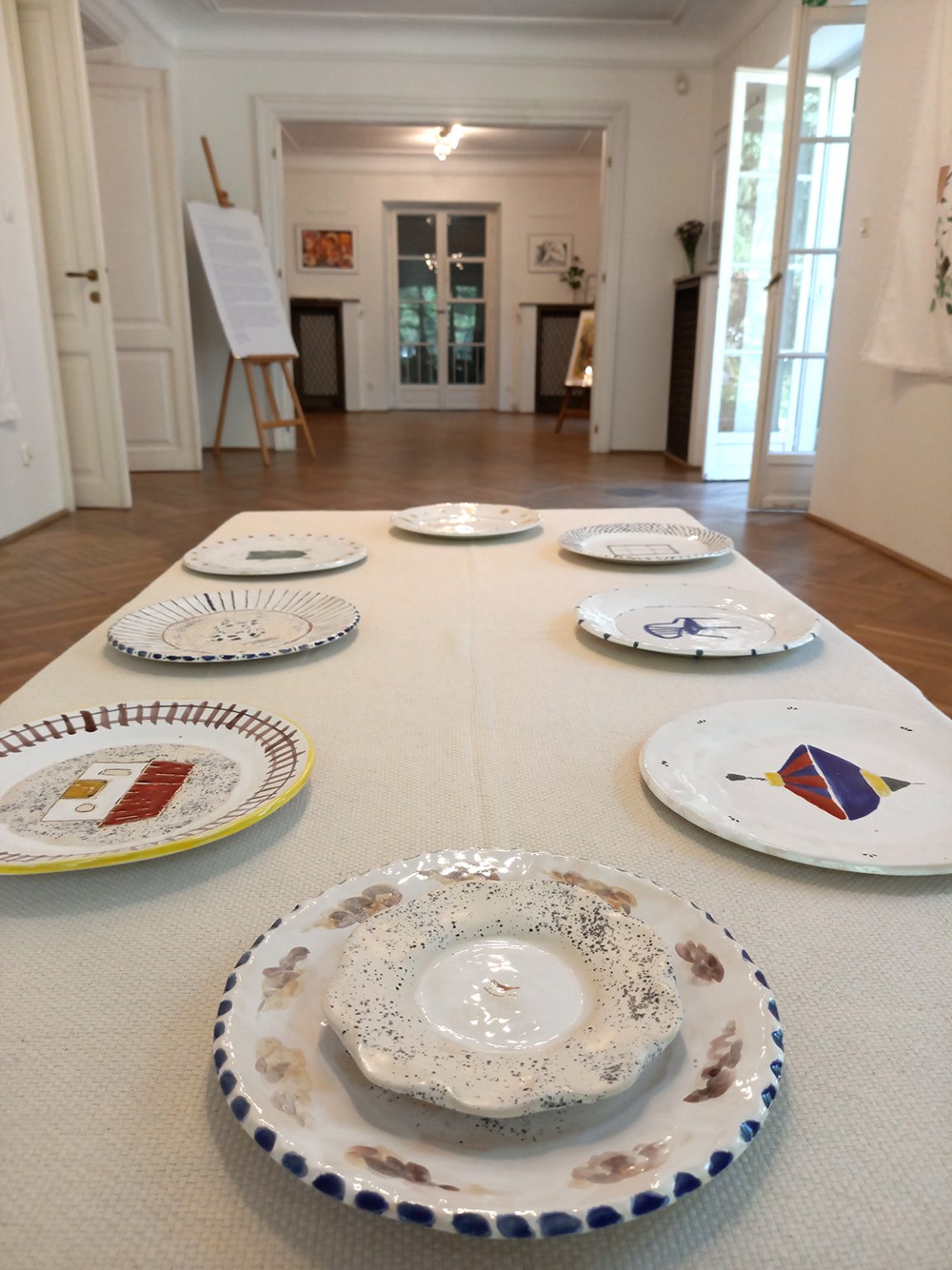 Fragment przestrzeni wystawowej. Na pierwszym planie praca Agaty Stańczak "Talerze"