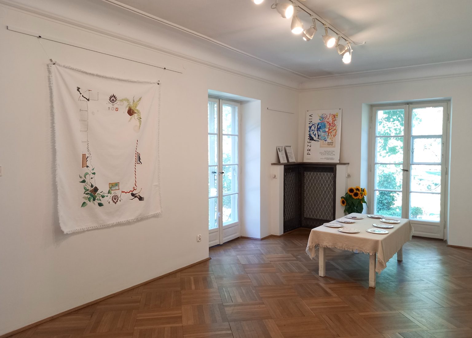 Fragment przestrzeni wystawowej. Na ścianie praca Agaty Stańczak "Obrus"