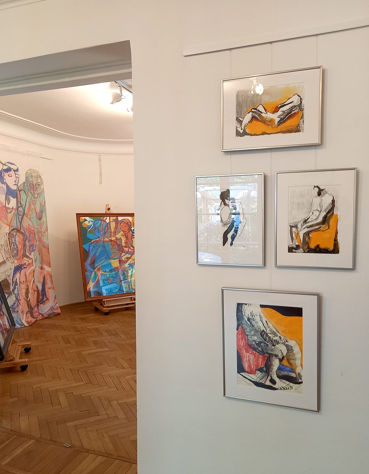 "Przenikania". Wystawa prac absolwentek Wydziału Grafiki warszawskiej ASP: Natalii Ciak, Anny Rendeckiej, Agaty Stańczak. 11 – 18 sierpnia 2023, Ermitaż, Muzeum Łazienki Królewskie. Fot. Anna Rendecka