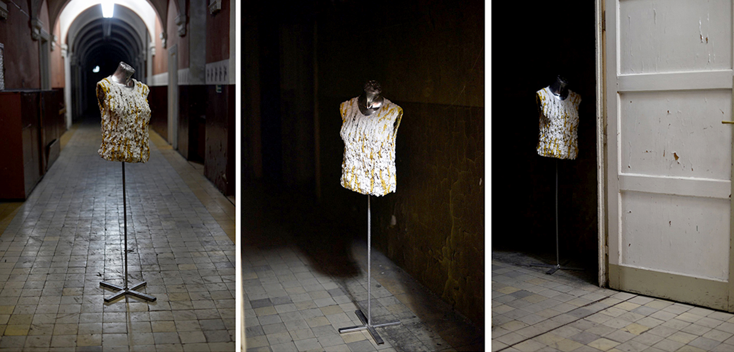 „Biała bluzeczka”. Olej, akryl, emulsja, tors krawiecki, metal. Budynek Żeńskiej Szkoły Krawieckiej w Krakowie. 2016