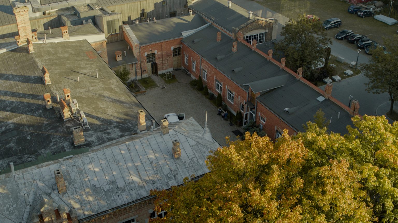 Widok z drona na kampus na Spokojnej 15