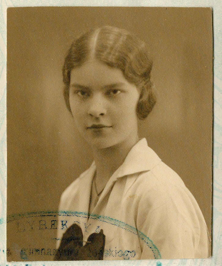 Zdjęcie legitymacyjne Aliny Kunzek. Sepia, na zdjęciu widoczny fragment pieczątki z napisem "Dyrekcya gimnazjum żeńskiego"