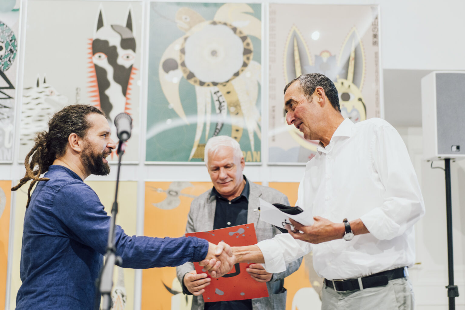 Trzech mężczyzn w galerii plakatów