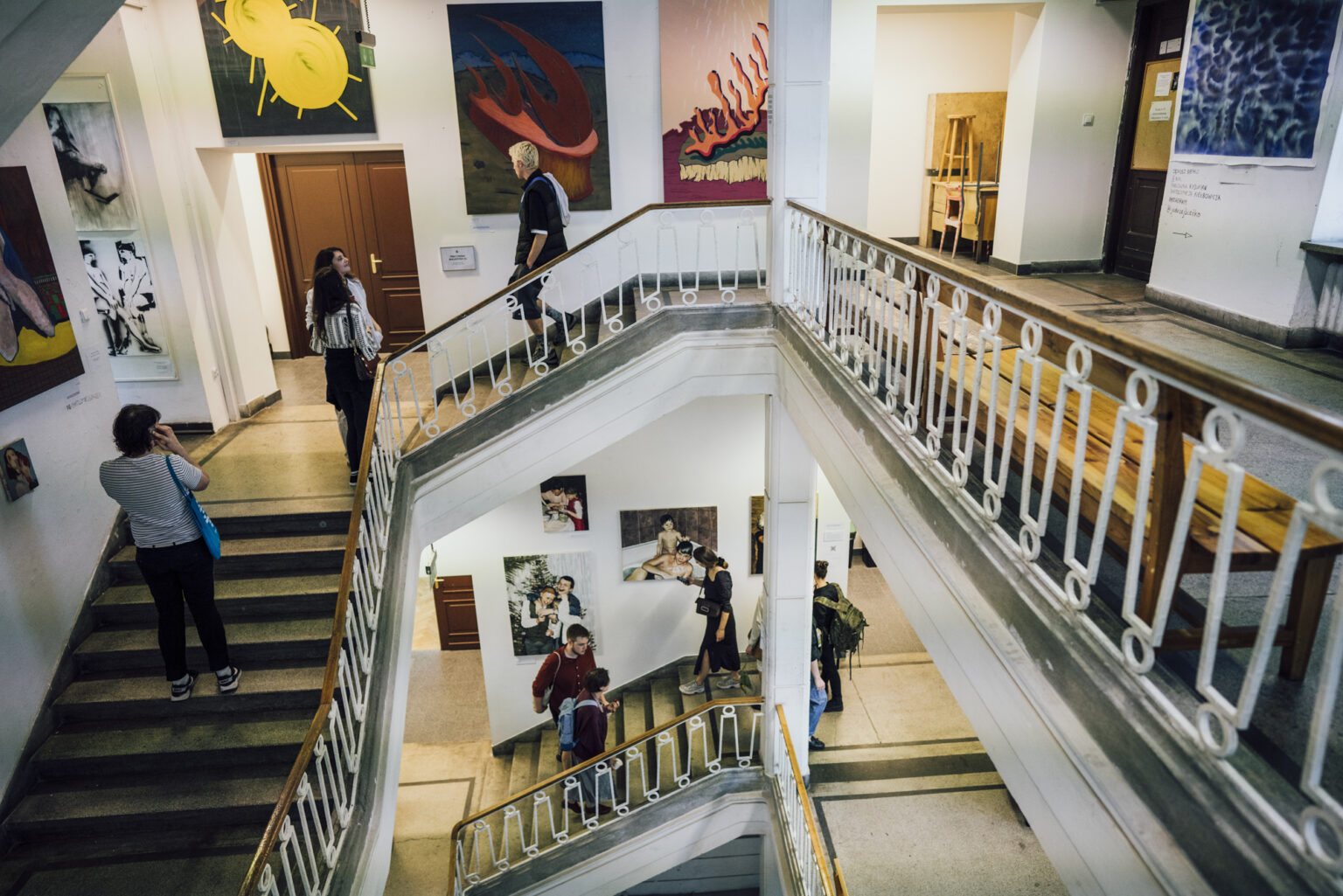 Widok schodów w galerii sztuki