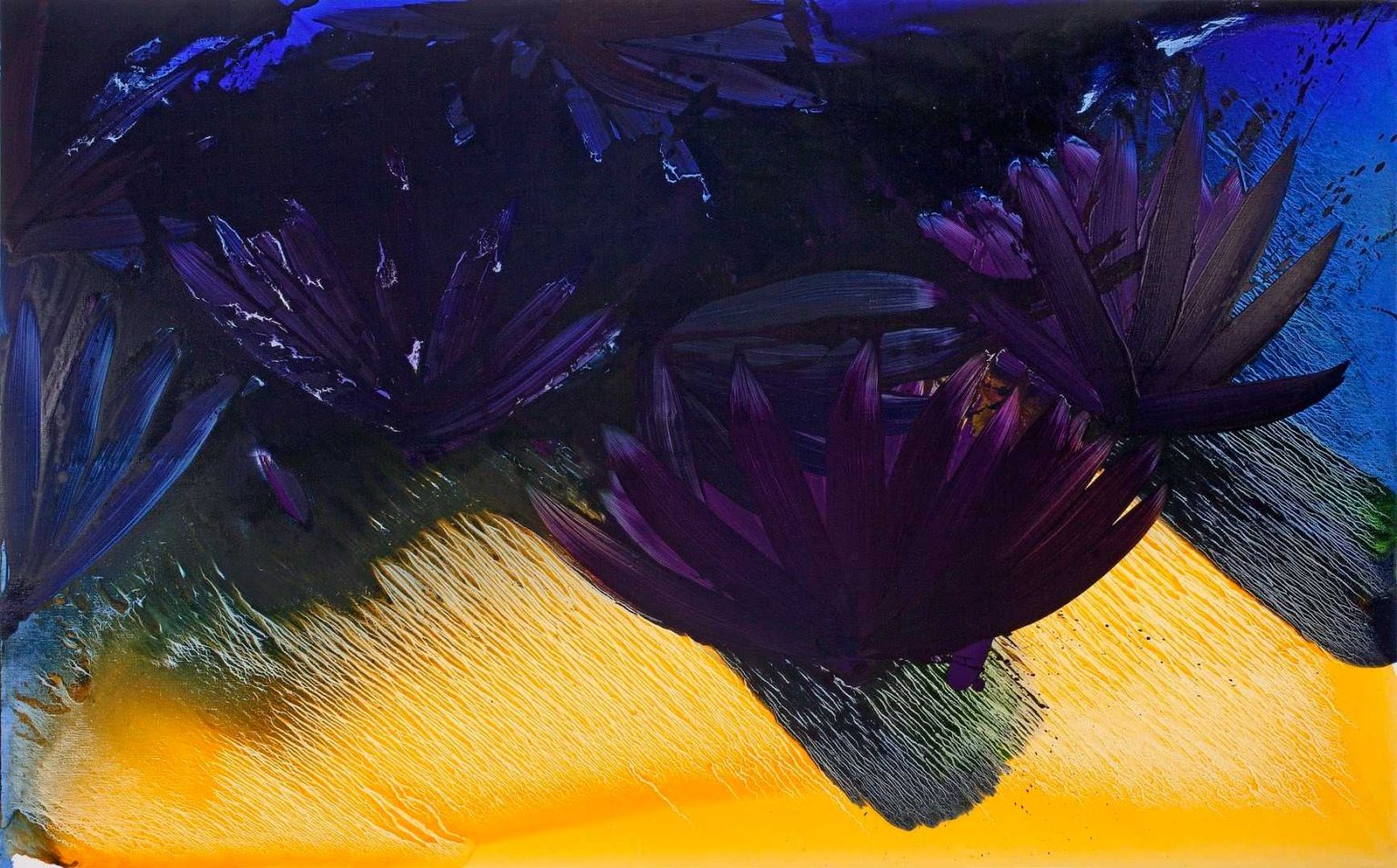 Obraz kwiatów na żółtym tle. Kwiaty mają różne odcienie, w tym różne odcienie fioletu i niebieskiego, dające kontrast do tła.