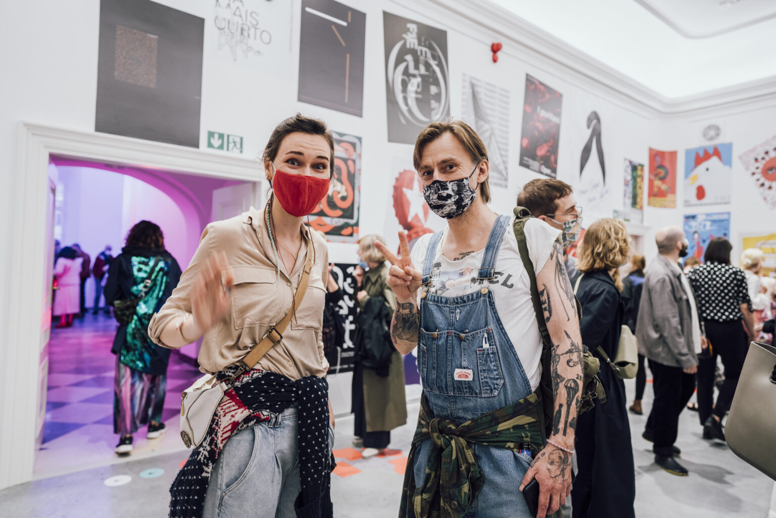 Dwie postaci w przestrzeni wystawy plakatów