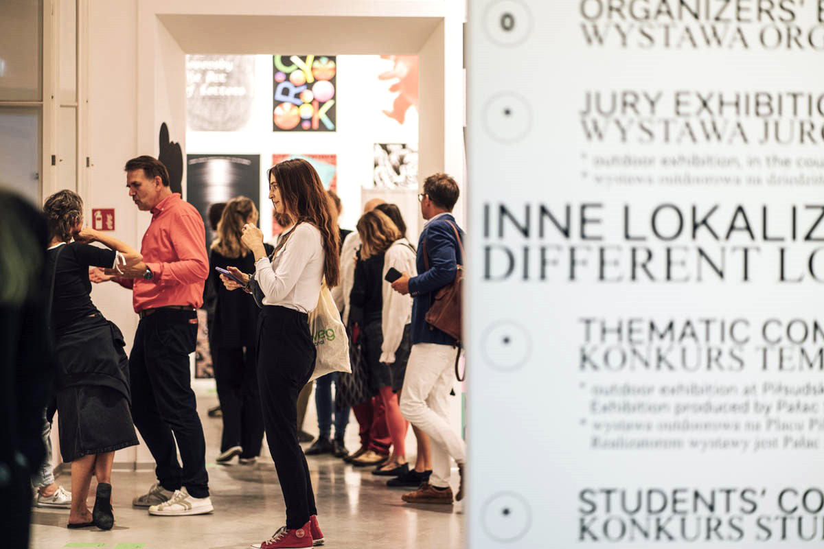 Grupa ludzi na wystawie.