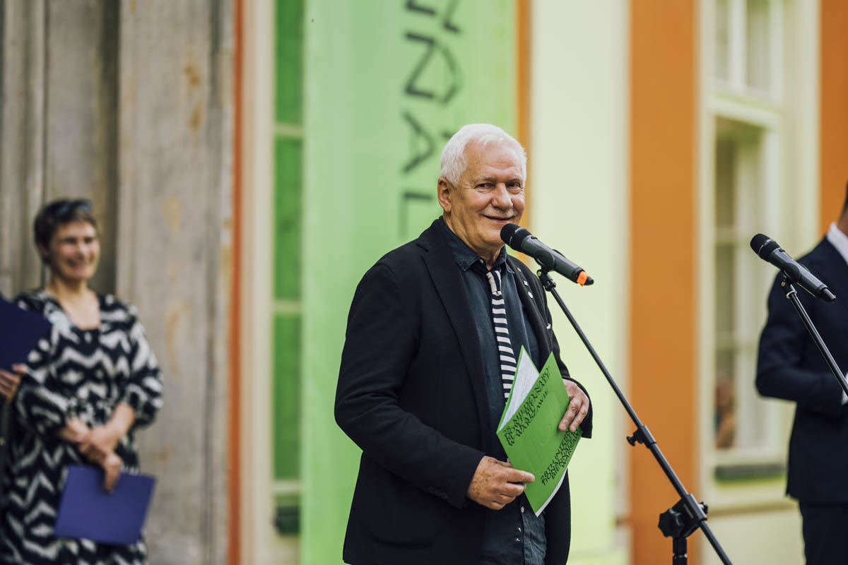 Sylwetka mężczyzny przy mikrofonie