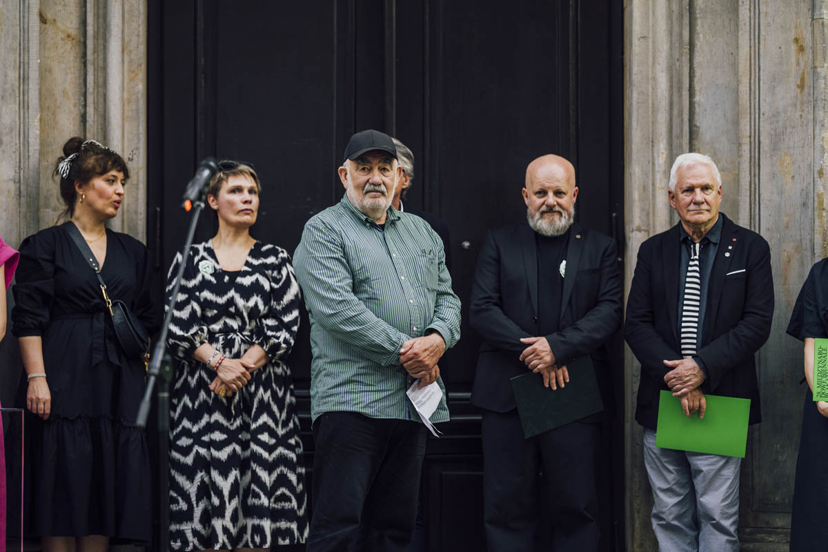 Kobieta i trzech mężczyzn stojących obok siebie.